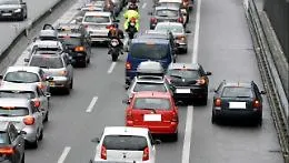 Coltellate sull'A18 per il sorpasso in corsia d'emergenza: 4 denunce