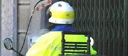 &laquo;Lei qui non pu&ograve; entrare&raquo; e aggredisce la postina nell'androne del palazzo di Catania 