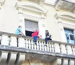 Siracusa, senza stipendio da mesi: dipendenti ex Provincia si arrampicano su gru