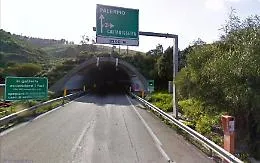 Incidente lungo la A19, auto prendono fuoco, grave una donna