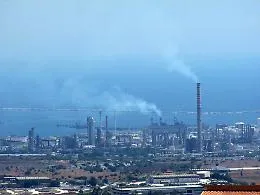 Impianti chimici, raffinerie, amianto e discariche: Augusta-Priolo-Melilli &egrave; il "triangolo" dei fuochi