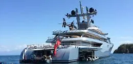 Il mega yacht del magnate russo alla fonda a Lipari