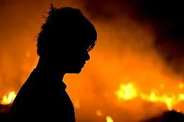 Incendiario sorpreso ad appiccare il fuoco sulle colline nel Messinese