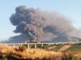 Densa nube di fumo su Alcamo: incendio in un deposito di rifiuti