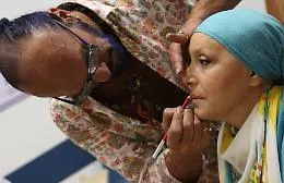 &ldquo;Prima di tutto&hellip; sono una donna&rdquo;, laboratori di bellezza per pazienti oncologiche