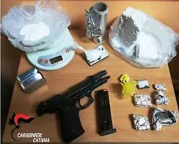 Catania, in casa aveva armi e un chilo di droga: arrestato