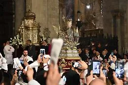 Sant'Agata &egrave; tra la sua gente: il giro esterno tra preghiere e fuochi d'artificio