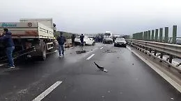 Sei feriti lungo la Catania-Patern&ograve;
in scontro di 3 auto e un autocarro