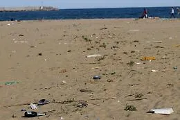Povere spiagge, 968 rifiuti ogni 100 metri lineari: l'impietosa indagine di Legambiente