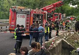 Bus con turisti si ribalta sulla Siena-Firenze: un morto, diversi feriti e persone ancora incastrate nel mezzo