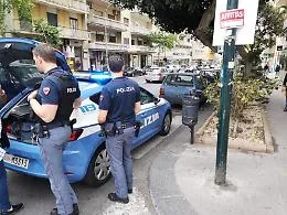 Ferito con due colpi di pistola alle gambe, indaga la polizia
