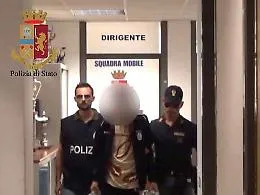 Ragusa, atti osceni davanti a porta dell'abitazione della sua "vittima" non appena il marito di lei usciva...