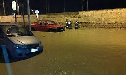 Meteo, la Sicilia sferzata dai temporali: scuole chiuse, allagamenti e c'&egrave; un disperso