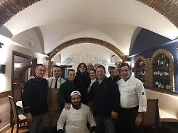 Maria Grazia Cucinotta e Vittoria Belvedere ad Agrigento si concedono una cena a base di pesce