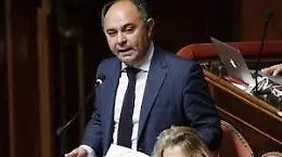Anche il sottosegretario De Cristofaro bacchetta la preside: &laquo;Intollerabile l'immagine della scuola di classe&raquo;