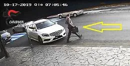 Neutralizzava telecomandi e rubava dentro auto in sosta: arrestato