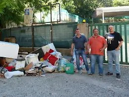 Rifiuti, i lavoratori del centro di raccolta: &laquo;Ormai siamo considerati invisibili&raquo;