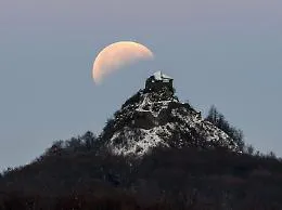 Eclissi, le foto pi&ugrave; belle della super Luna in giro per il mondo