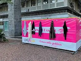 "Appendi un cappotto a qualcuno servir&agrave;": a Catania l'idea dei giovani di Laboriusa