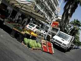 Commercio, l'invasione dei venditori ambulanti nei centri storici