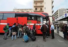 Autostrada interrotta, l&rsquo;incubo in bus Un&rsquo;odissea che dura 4 ore e 20 minuti