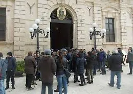&laquo;Buffoni, ladri, dimettetevi&raquo; a Siracusa consiglieri nella bufera