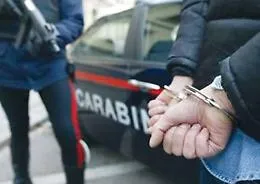 Augusta, la madre si oppone alla relazione e lei col fidanzato la aggrediscono con delle scariche elettriche