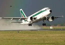 Catania: scritta &ldquo;Allah &egrave; grande&rdquo; su un aereo controlli negativi, volo Alitalia parte in ritardo