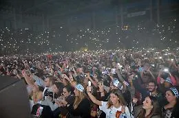 Tiziano Ferro, fan scatenati ad Acireale nonostante i controlli