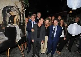 Ed &egrave; polemica per la foto di Bianco con il gestore della discoteca