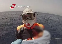 Immigrazione, Guardia costiera soccorre bimba di tre mesi