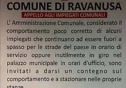 L&rsquo;avviso affisso dal sindaco in Comune &rdquo;Cari impiegati basta stare a spasso&rdquo;