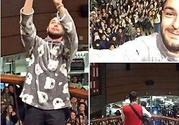 Lorenzo Fragola fa colazione in pigiama da McDonald&rsquo;s a Catania: fan in delirio