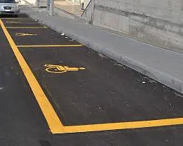A Cibali, in via Lavaggi, madre invalida costretta a fermarsi in seconda fila per mancanza di parcheggi accessibili