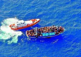 Lampedusa e gli sbarchi mai finiti: in una notte approdati quasi 200 migranti
