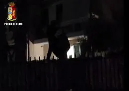 Catania, usura e estorsioni con l&rsquo;ok dei clan Blitz della Polizia: otto arresti nella notte