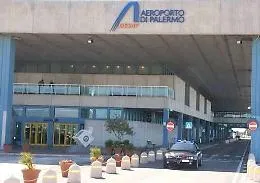 Oltre 30mila euro non dichiarati nei bagagli di due passeggeri stranieri a Punta Raisi: sanzionati