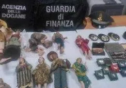 Palermo, fermato in aeroporto con un carico di oggetti preziosi