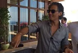 Taormina, Fiorello in versione barman scherza con i cronisti