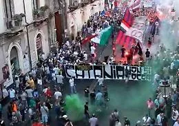 Tremila in piazza l&rsquo;orgoglio rossazzurro &laquo;Gi&ugrave; le mani dal Catania, Pulvirenti vattene&raquo;