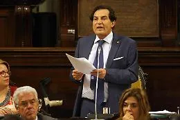 Crocetta duella con Renzi per il microfono: &laquo;Non abbiamo bisogno dei soloni di Roma&raquo;