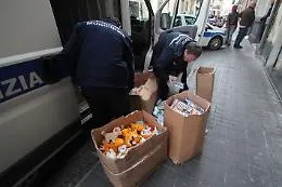 Vigili sequestrano merce irregolare a Catania