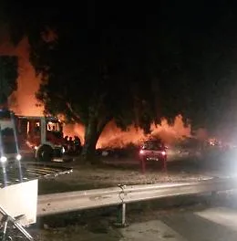 Catania, incendio al campo rom
Salvata donna incinta, cc intossicato