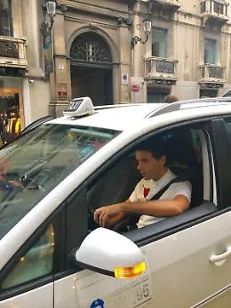 A Catania Mika "tassista" a sorpresa
