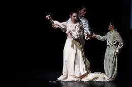 Tre serate, tre standing ovation per Invasioni: lo spettacolo di NeonTeatro che ha reso possibile l'impossibile