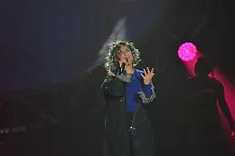 Elisa "strega il suo pubblico"