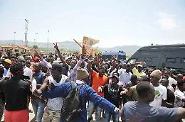 Ore di tensione a Mineo, i migranti bloccano per alcune ore la Catania Gela