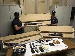 Catania, arsenale nascosto nel vano ascensore, trovato anche un kalashnikov