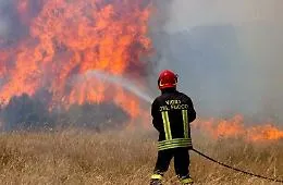 Porto Empedocle, Vigile del fuoco va per domare un incendio e cade in un dirupo