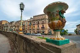 Caltagirone, mediatrice culturale
rifiuta avance: afghano la malmena
